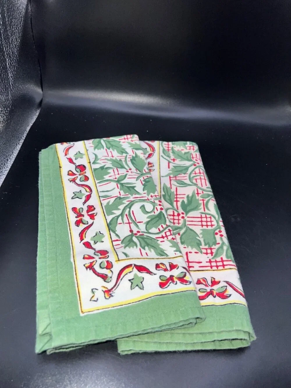 Pomegranate Inc. Cotton Holiday Napkins Green & Red Holly Print - Set of 2 Festi